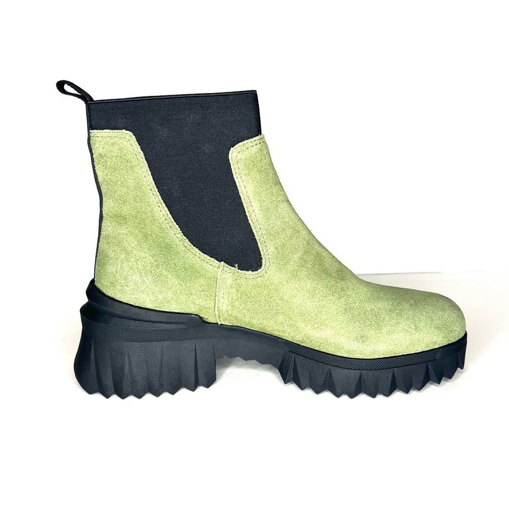 Nurture Women’s Boots Size 9.5
Waterproof leather + weather resistant treatment - Picture 2 of 16